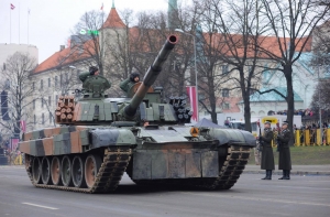 На военный парад на набережной Даугавы пришли посмотреть тысячи людей