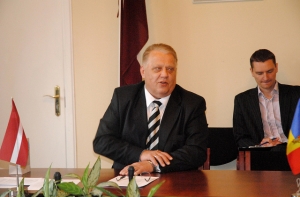 Экс-премьер: политиков периодически надо «опускать на землю»