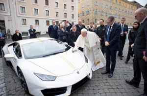 Папе римскому подарили уникальный спорткар Lamborghini