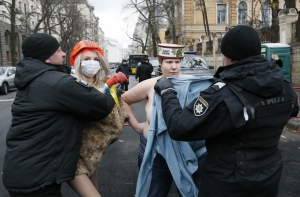 Голые активистки FEMEN припомнили Порошенко итоги Евромайдана
