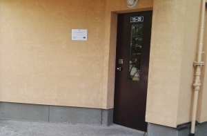 Последствия Хэллоуина: женщина грозится наказать детей, заляпавших ее дверь