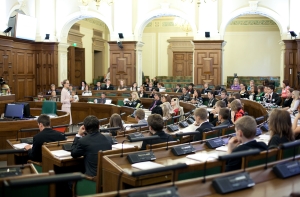 Латвийцы не верят, что работу политиков можно контролировать