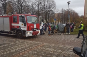 Пожар из-за непотушенного окурка привел к эвакуации вентспилсской школы