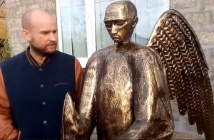 Астраханский скульптор создал фигуру Путина в образе медведя с крыльями