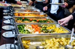 Основная причина кишечных инфекций в школах Латвии - испорченные продукты