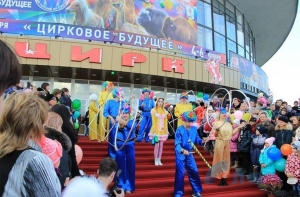 Иесалниекс осудил участие экс-директора Рижского цирка в фестивале в Луганске