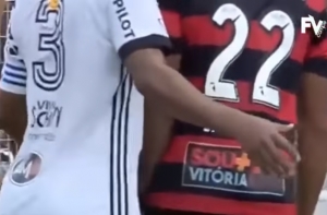 Футболиста удалили за попытку засунуть палец в зад соперника