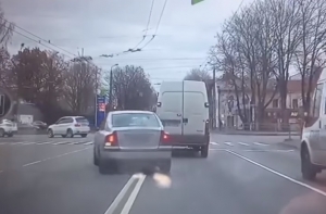 В Риге 80-летний «лихач» совершил грубый маневр на глазах у полиции