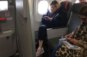 Мадонна шокировала соцсети полетом в эконом-классе