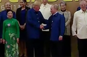 Путин встретился с Трампом во Вьетнаме во время фотосессии