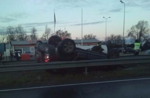 Осторожно,»черный лед»! В Марупе машина «встала» на крышу