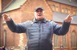 Всем запретам назло: жители исполнили соло гимн «Dievs, svētī Latviju!»