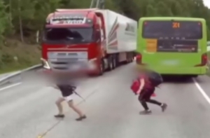 Благодаря латвийскому водителю дети в Норвегии избежали смерти под колесами