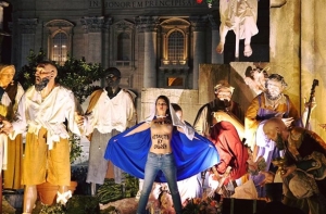 Активистки Femen разделись во время рождественской мессы в Ватикане