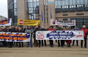 Пикет в защиту русских школ Латвии прошел в Брюсселе