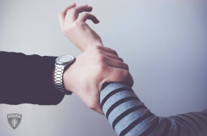 Девочки-подростки избили сверстниц на остановке в Пурвциемсе