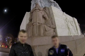 Двое эстонцев вскарабкались на Памятник Свободы