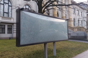 Около Художественного музея разбили экран рекламного стенда