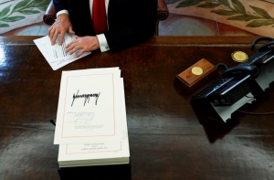 Трамп подписал закон о налоговой реформе в США