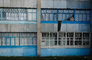 В России вышедшую покурить пенсионерку сдуло с балкона