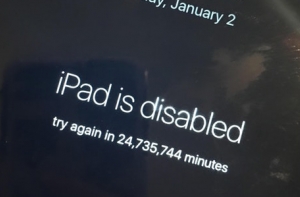 В центре Риги BMW врезался в аптеку