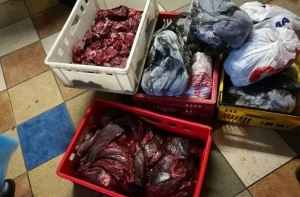 «Кишмиш с консервами»:  под Цесисом кормили людей опасным мясом