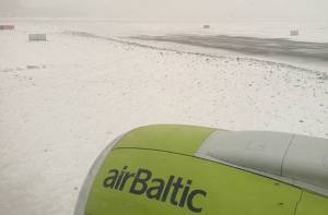 На борту airBaltic в Шереметьево был министр сообщения Улдис Аугулис
