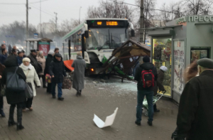 Пассажирский автобус вылетел на остановку в Москве