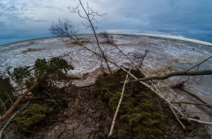 Драматичные кадры: море поглощает Юркалнское побережье