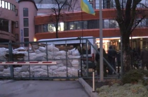 Люди в военной форме заблокировали киевский телеканал