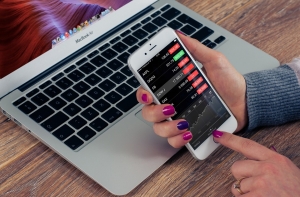 Владелица iPhone подала иск против Apple почти на триллион долларов