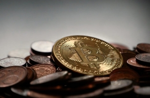 Новоиспеченный  «биткоиновый миллионер» начал раздавать деньги