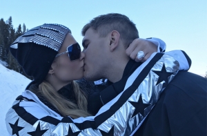 Пэрис Хилтон объявила о помолвке и показала кольцо