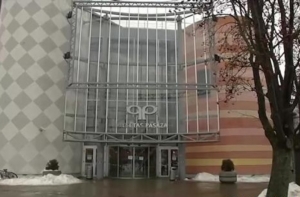 Возмущенная мать: возле Детской больницы не стоянка, а полоса препятствий