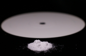 В Огре мужчина выбросил наркотики на глазах у полиции