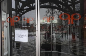 Очевидцы: в Pilsētas pasāžа в Елгаве опять отлетела плитка