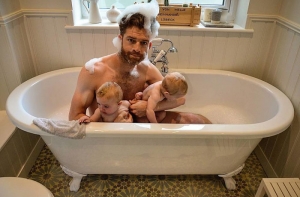 Папа четырех дочек покорил Instagram ироничным блогом о трудностях родительского быта
