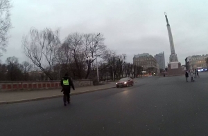 Соцсети: турист припарковался у Памятника Свободы - Милда аж накренилась