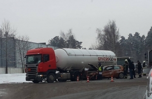 ДТП в Ильгюциемсе: столкнулись легковой и грузовой автомобили