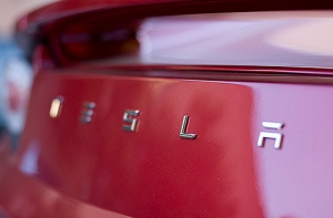 Tesla на автопилоте врезалась на скорости 105 км/ч в пожарную машину