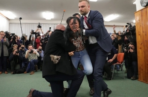 Активистка Femen показала президенту Чехии голую грудь