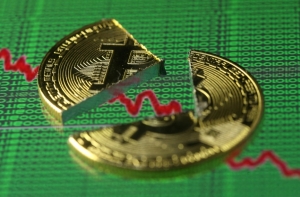 Курс биткоина за сутки обрушился на 25%