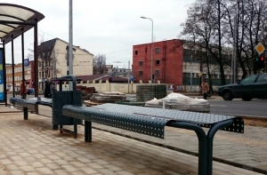 В Лиепае на остановке нашли пьяную мать с младенцем