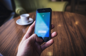Twitter оповестит пользователей, читающих «связанные с Россией» аккаунты