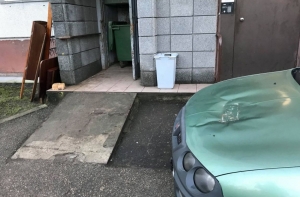 В Пурвциемсе неизвестные решили проучить «короля парковки»