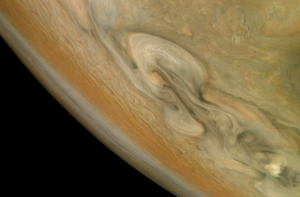 NASA опубликовало фотографии бушующей на Юпитере бури