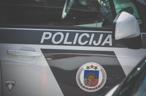 Блокировано движение на дороге Рига-Вентспилс: фуру достают из кювета