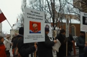 У Сейма проходит пикет за открытие «мешков чекистов»
