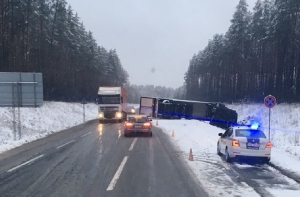 Скользкие дороги: под Айнажи фура слетела в кювет