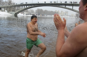 «Зашел грузином, вышел украинцем»: в соцсетях высмеяли купание Саакашвили в Днепре
